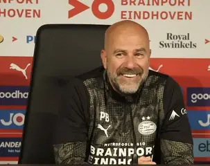 Bosz trekt komische vergelijking tussen pers en PSV-selectie