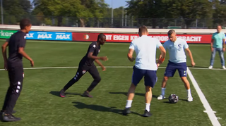 Toornstra en Linssen spelen panna knock out tegen straatvoetballers