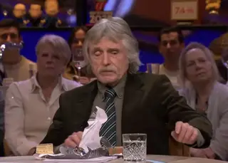 Johan Derksen krijgt cadeau voor 77e verjaardag