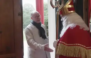 Van der Gijp geniet van Directeurtje in Sinterklaasjournaal