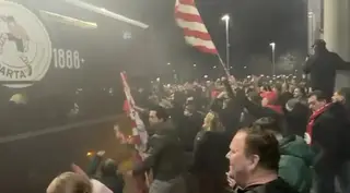 Spelersbus Sparta onthaald door uitzinnige supporters