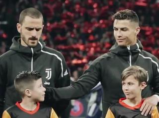 Ronaldo en mascotte hebben onderonsje voor Ajax - Juventus
