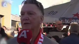 René van der Gijp geniet van speech Louis van Gaal