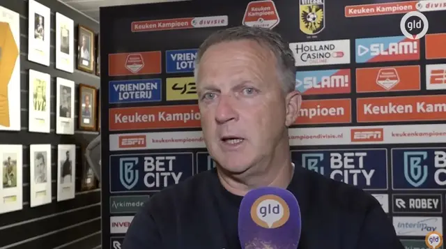 John van den Brom emotioneel bij afscheid Vitesse