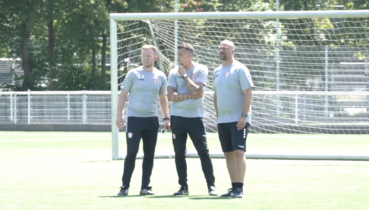 De nieuwe trainer van Dordrecht, Dirk Kuijt, wil zich bewijzen na eerdere kritische periodes bij ADO en Beerschot.