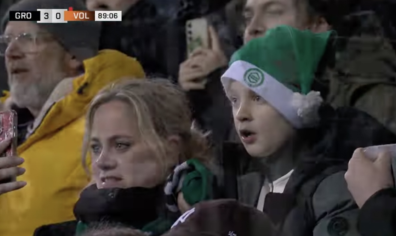 Juichende supporters van FC Groningen vieren de 3-0 overwinning tijdens het Oosterpark-eerbetoon in de Euroborg.